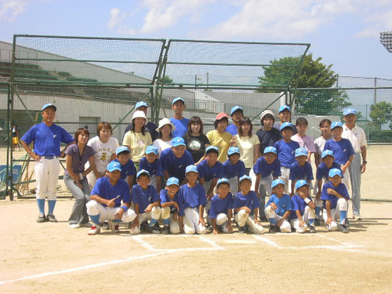 2005年8月20日夏期合宿。富田林市総合スポーツ公園で。1～6年生のみんなと、監督、コーチ、お母さん方と。